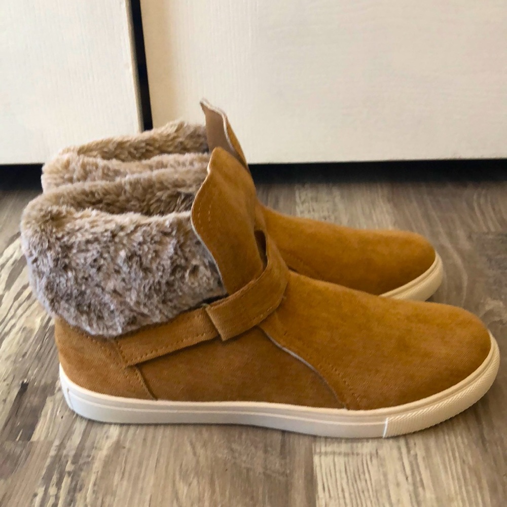 Outwoods women’s fur sneakers size 10
